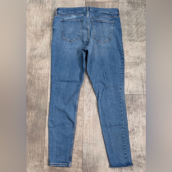 Old Navy Mid-Rise Light Wash Rockstar Super Skinny Jeans Size 14 Long - Like New - Picture 2 of 5